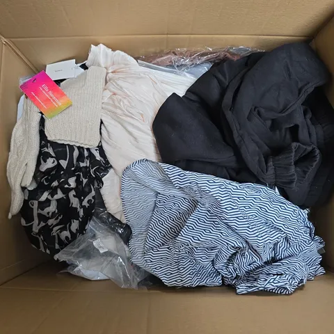 APPROX 20 ASSORTED CLOTHING ITEMS TO INCLUDE T-SHIRTS, DRESSES, SHORTS ETC