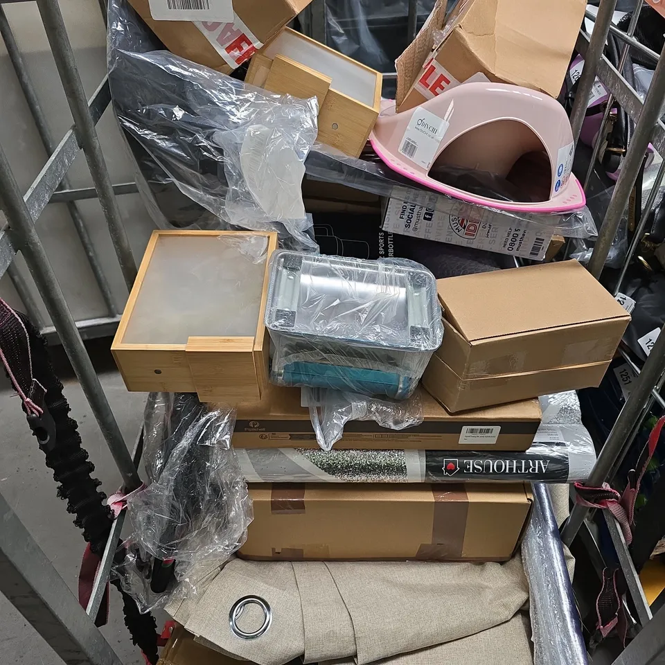 APPROXIMATELY 20 ASSORTED HOUSEHOLD PRODUCTS TO INCLUDE PINT GLASSES, CURTAINS, DRINKS BOTTLE ETC