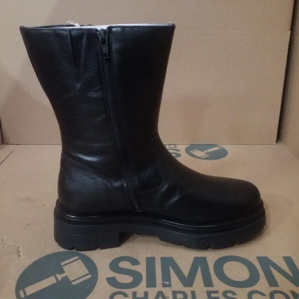 BOX CONTAINING APPROXIMATELY 5 PAIRS OF BRAND NEW SIMPLY BE BLACK BREENER WIDE LEATHER BOOTS - SIZE 6