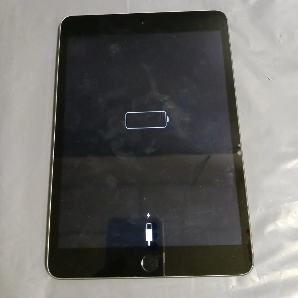 APPLE IPAD MINI 3RD GEN TABLED IN SILVER