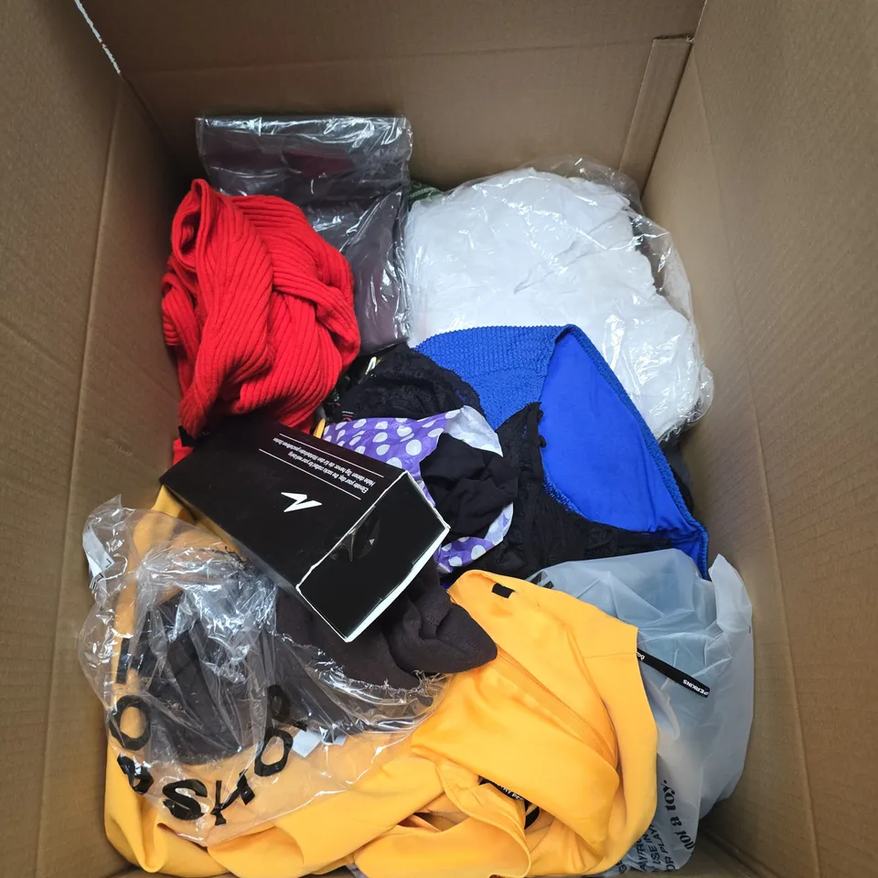 BOX OF APPROXIMATELY 28 ASSORTED CLOTHING ITEMS TO INCLUDE BUSINESS SOCKS (BOXED), F&F ETC