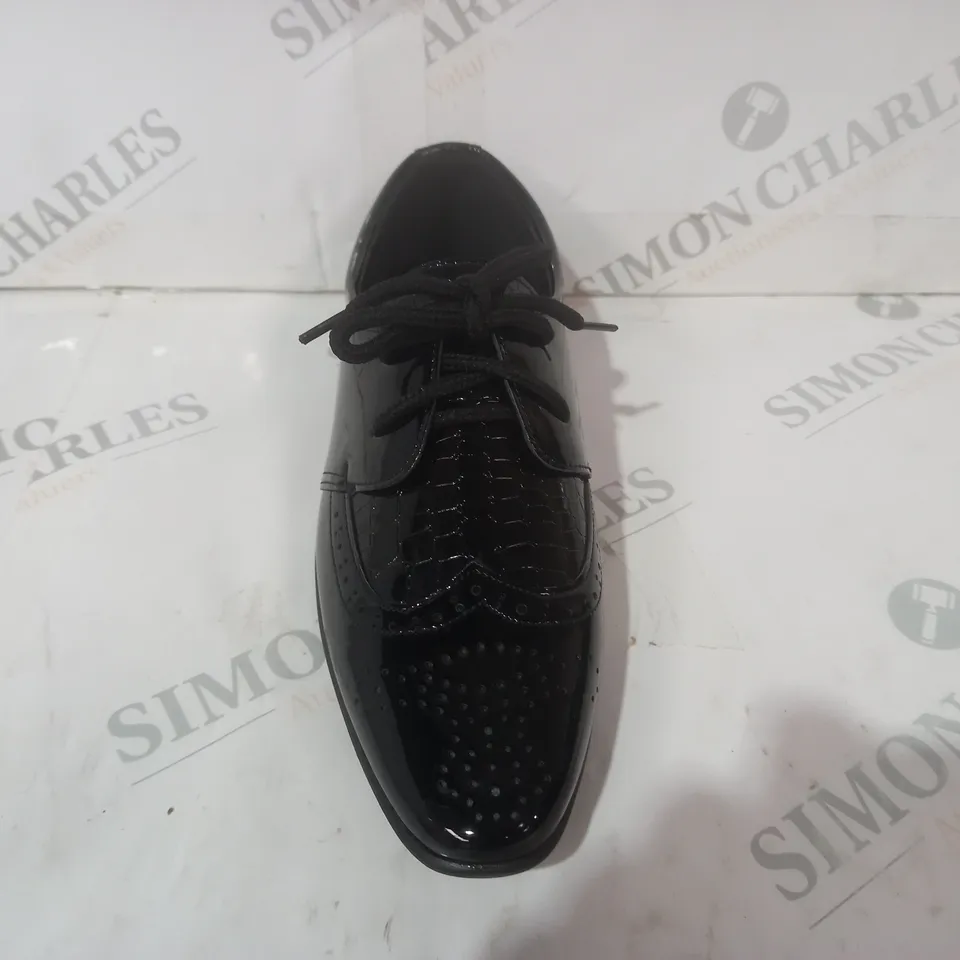 BOXED PAIR OF DESIGNER SHOES IN GLOSSY BLACK EU SIZE 35