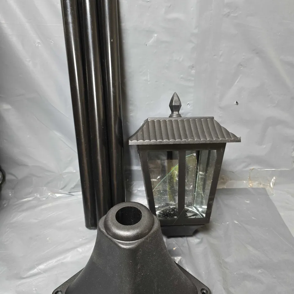 BOXED SMART SOLAR WHITEHALL SOLAR LAMP POST RRP £44.99