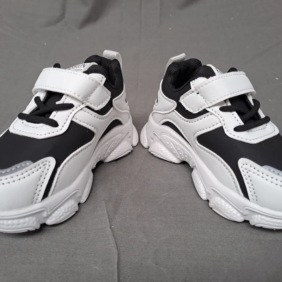 BOXED PAIR OF FASHION KIDS SHOES IN WHITE/BLACK EU SIZE 21
