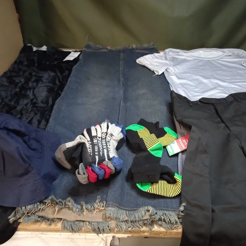 LARGE QUANTITY OF CLOTHING ITEMS TO INCLUDE DRESSES, SWEATERS, JEANS, T-SHIRTS, ETC