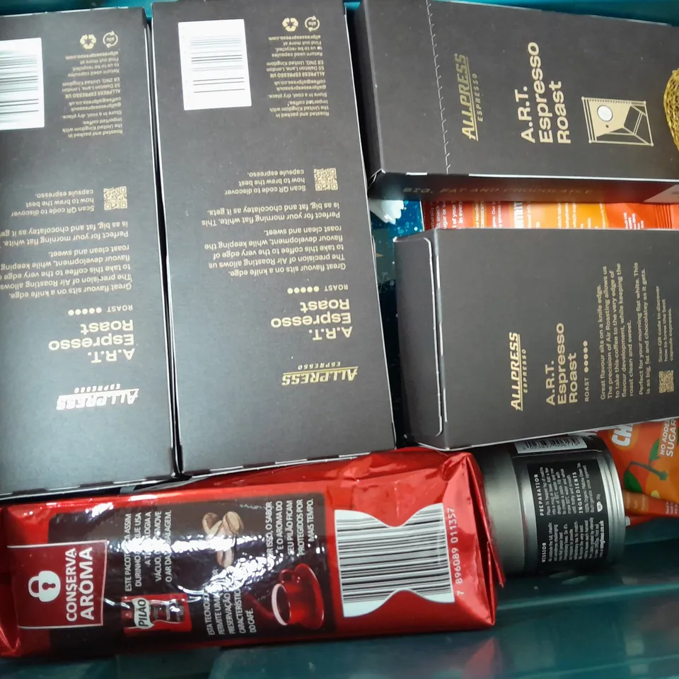 APPROXIMATELY 15 ASSORTED FOOD & DRINK ITEMS TO INCLUDE FERRERO ROCHER, THE BELFAST COFFEE, SPICE KITCHEN SPICE TIN, ETC