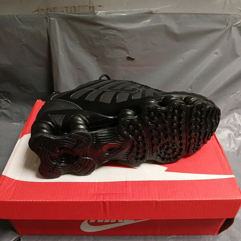 BOXED PAIR OF NIKE SHOX TL TRAINERS IN BLACK - 6