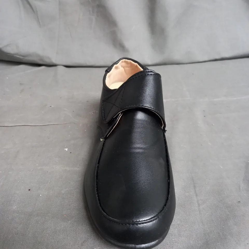 BOX OF APPROXIMATELY 5 PAIRS OF BLACK LEATHER VELCRO SHOES IN VARIOUS SIZES
