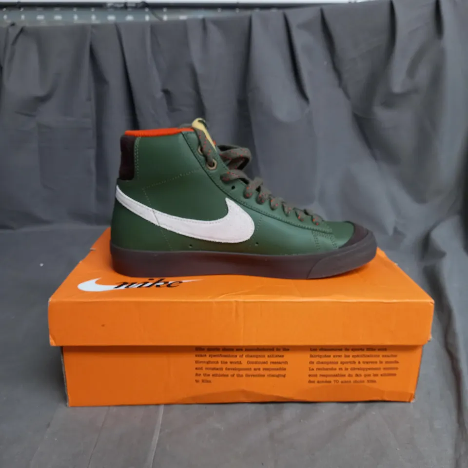 BOXED PAIR NIKE BLAZER MID '77 VINTAGE TRAINERS IN OLIVE GREEN SIZE 6.