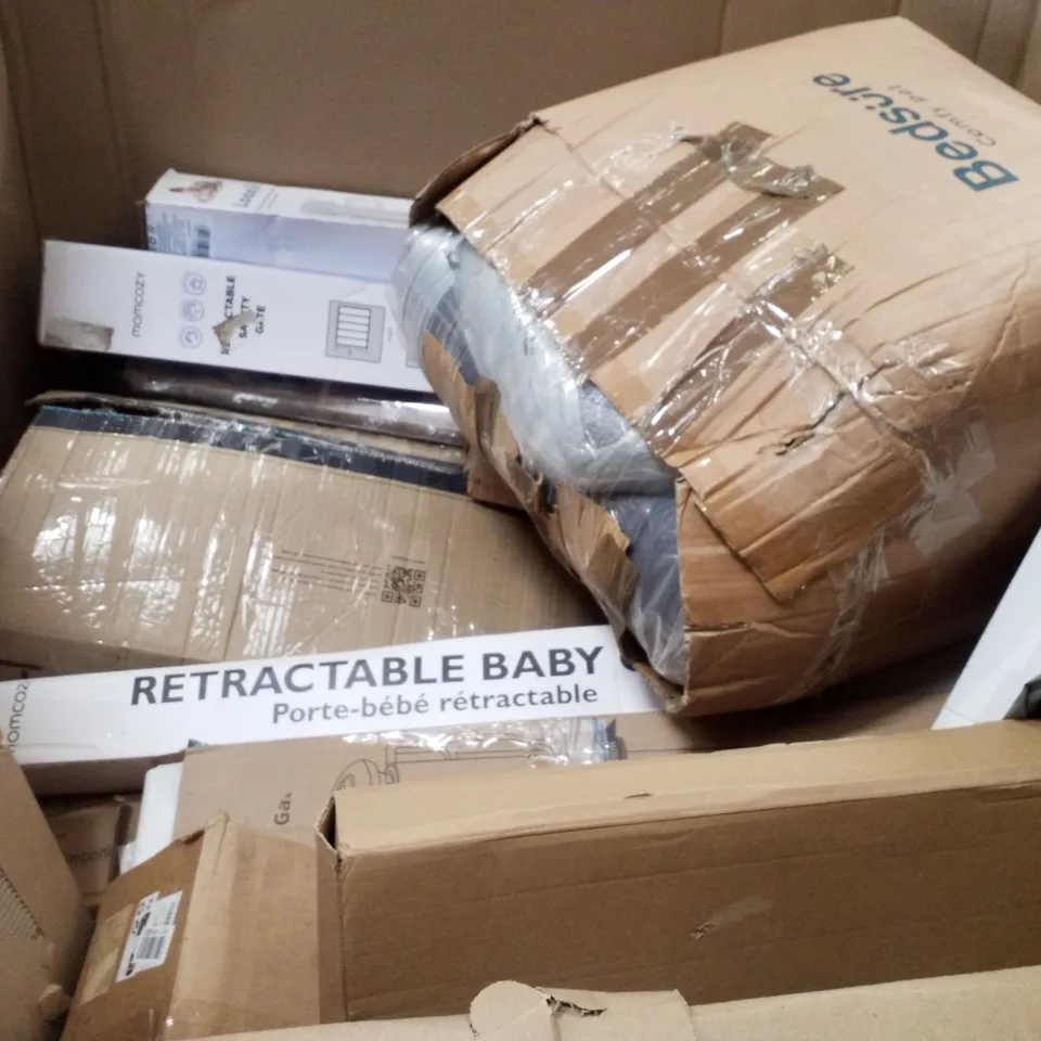 PALLET OF ASSORTED HOUSEHOLD GOODS TO INCLUDE BABY GATES, STOOLS AND DOG BEDS ECT 