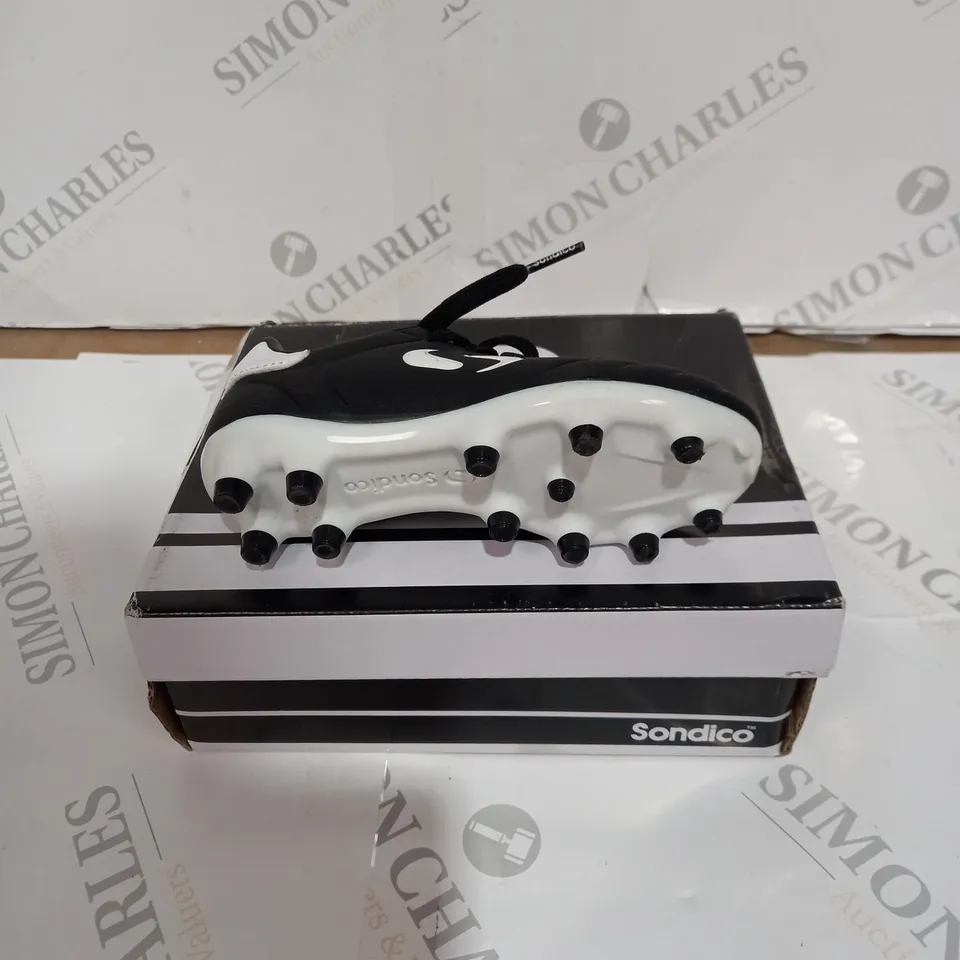 BOXED PAIR OF SONDICO ATRIKE FIRM GROUND FOOTBALL BOOTS - BLACK/WHITE, SIZE CHILDRENS 7 