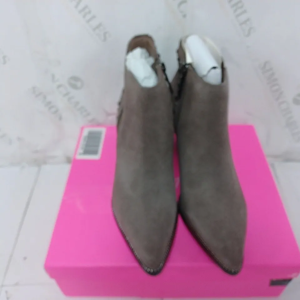 BOXED PAIR OF DANNII MINOGUE WESTERN ANKLE BOOTS IN TAUPE SUEDE SIZE 6