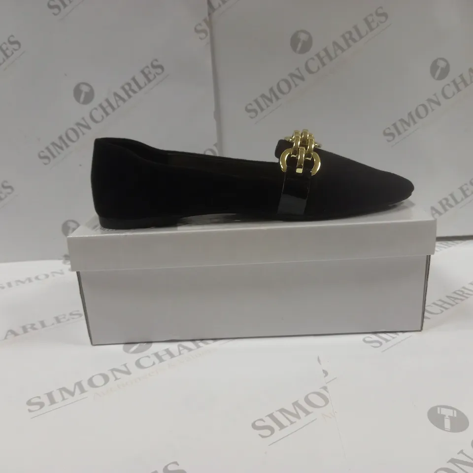 BOXED PAIR OF WOMENS SHOES UK SIZE 8