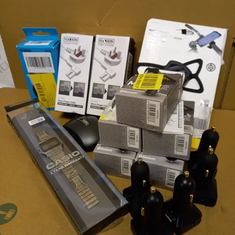 LOT OF APPROX. 16 ITEMS TO INCLUDE CASIO WRIST WATCH, 35CM POWER CABLE, BIKE MOUNT FOR MOBILE DEVICES, WIRELESS TO FM AUDIO CONVERTOR, ETC.