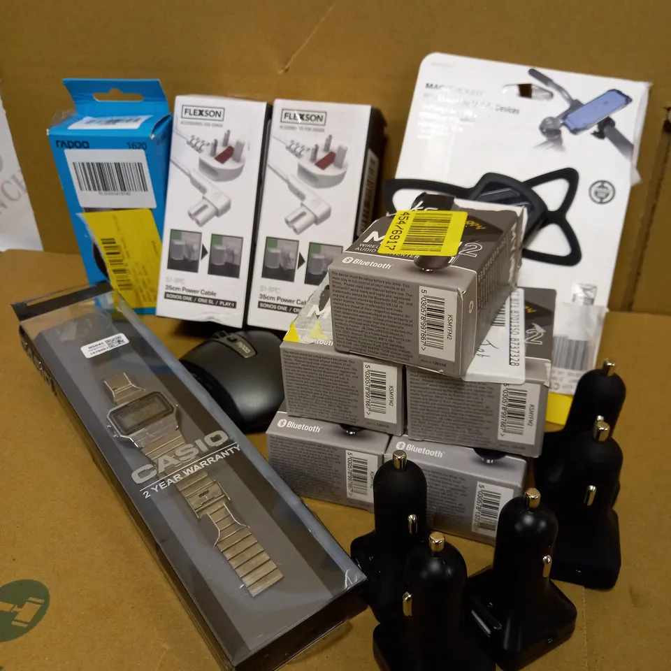 LOT OF APPROX. 16 ITEMS TO INCLUDE CASIO WRIST WATCH, 35CM POWER CABLE, BIKE MOUNT FOR MOBILE DEVICES, WIRELESS TO FM AUDIO CONVERTOR, ETC. 