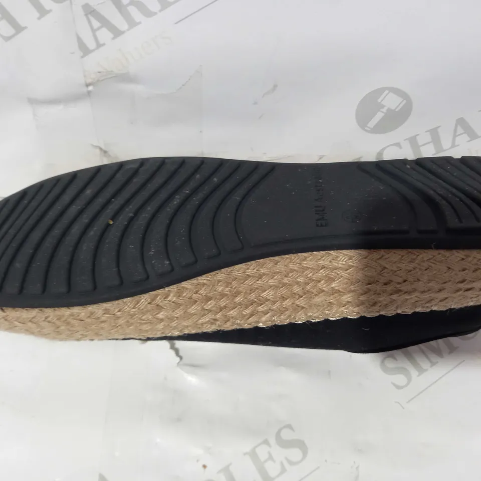 BOXED PAIR OF EMU AUSTRAILIA TRAINERS IN BLACK UK SIZE 6