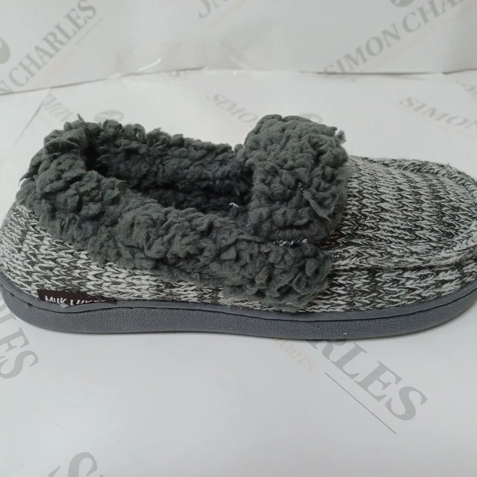 PAIR OF MUK LUKS ANAIS SLIPPERS - GREY MARL - UK SIZE 4