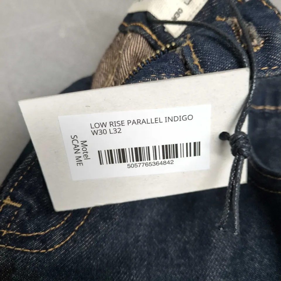 MOTEL DENIM LOW RISE PARALLEL JEANS IN INDIGO SIZE W30 L32