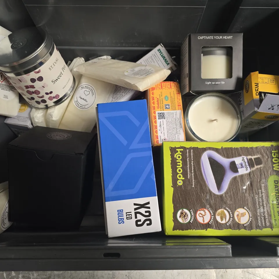 APPROXIMATELY 15 ASSORTED HOUSEHOLD ITEMS TO INCLUDE SCENTED CANDLES, LIGHTBULBS, SOY WAX MELTS, ETC