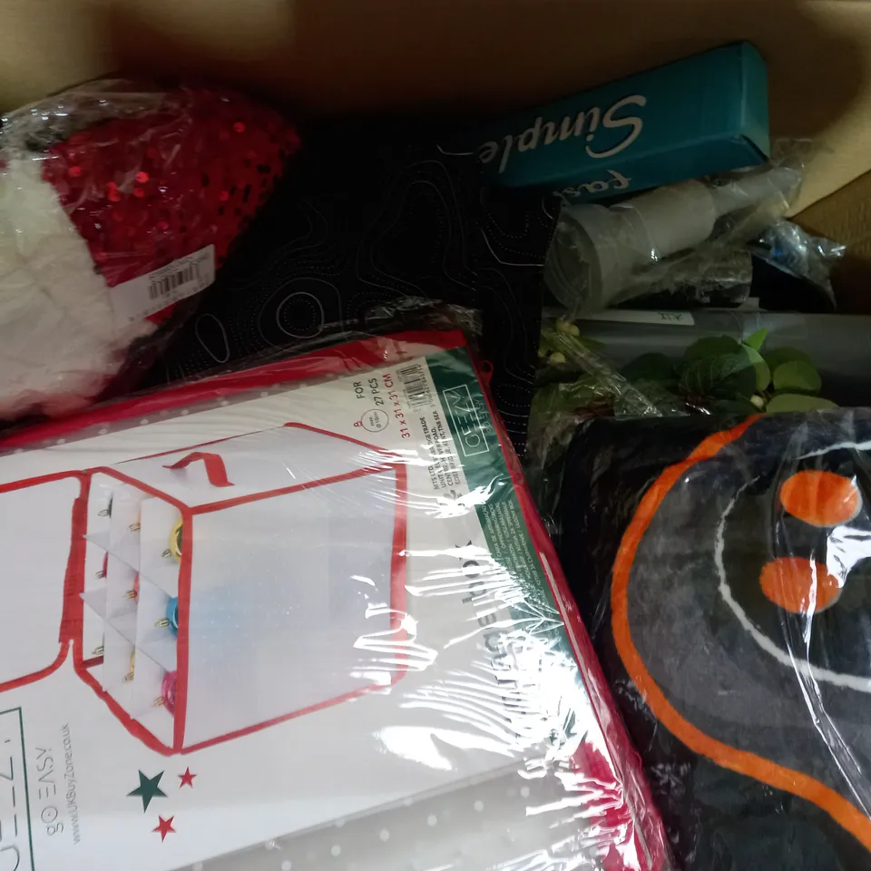 BOX OF APPROXIMATELY 20 ASSORTED HOUSEHOLD ITEMS TO INCLUDE 3D NIGHT LIGHT, VELVET STRETCH CUSHION COVER, PILLOW PAIR IN GREY, ETC