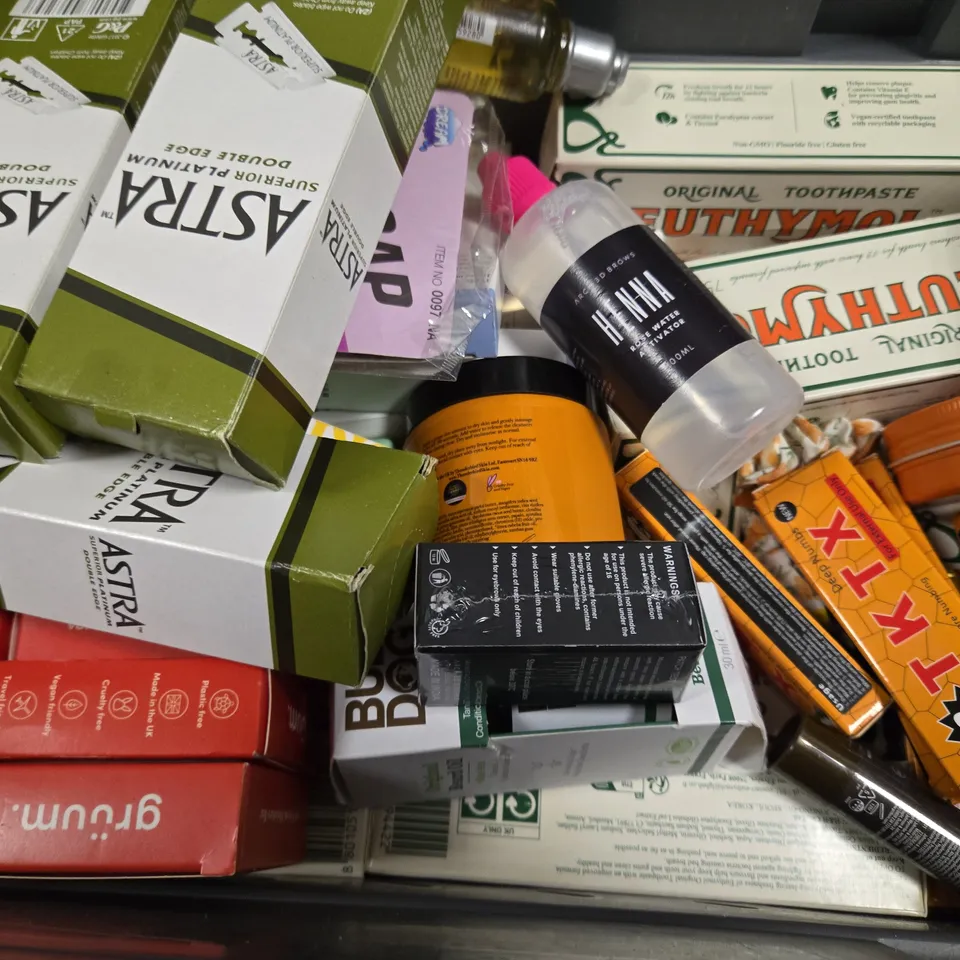 APPROXIMATELY 15 ASSORTED HEALTH & BEAUTY ITEMS TO INCLUDE - BONDI SANDS SPF 50+ . LISTERINE MOUTHWASH ETC
