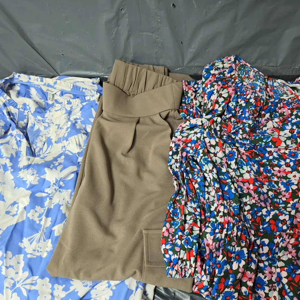 APPROXIMATELY 20 ASSORTED CLOTHING ITEMS IN VARIOUS COLOURS, STYLES AND SIZES