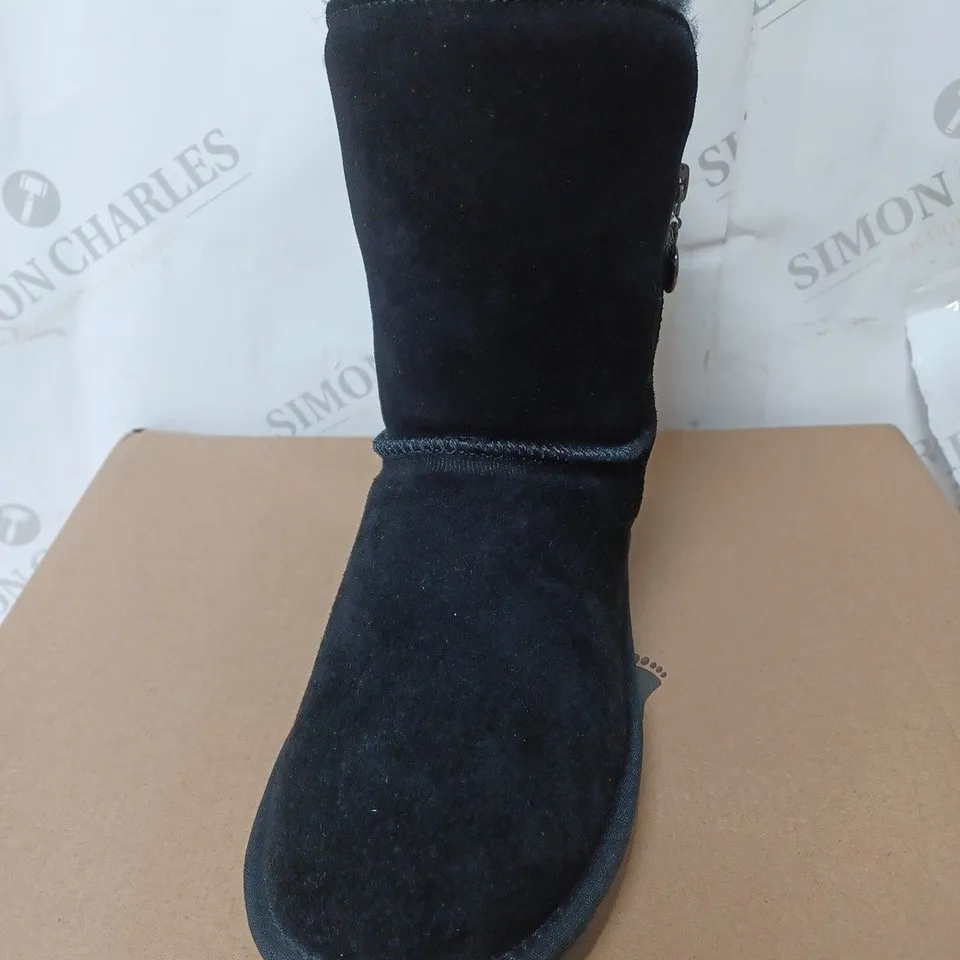 BOXED BONOVA SHEEPSKIN SIDE ZIP MID BOOTS, BLACK - SIZE 4