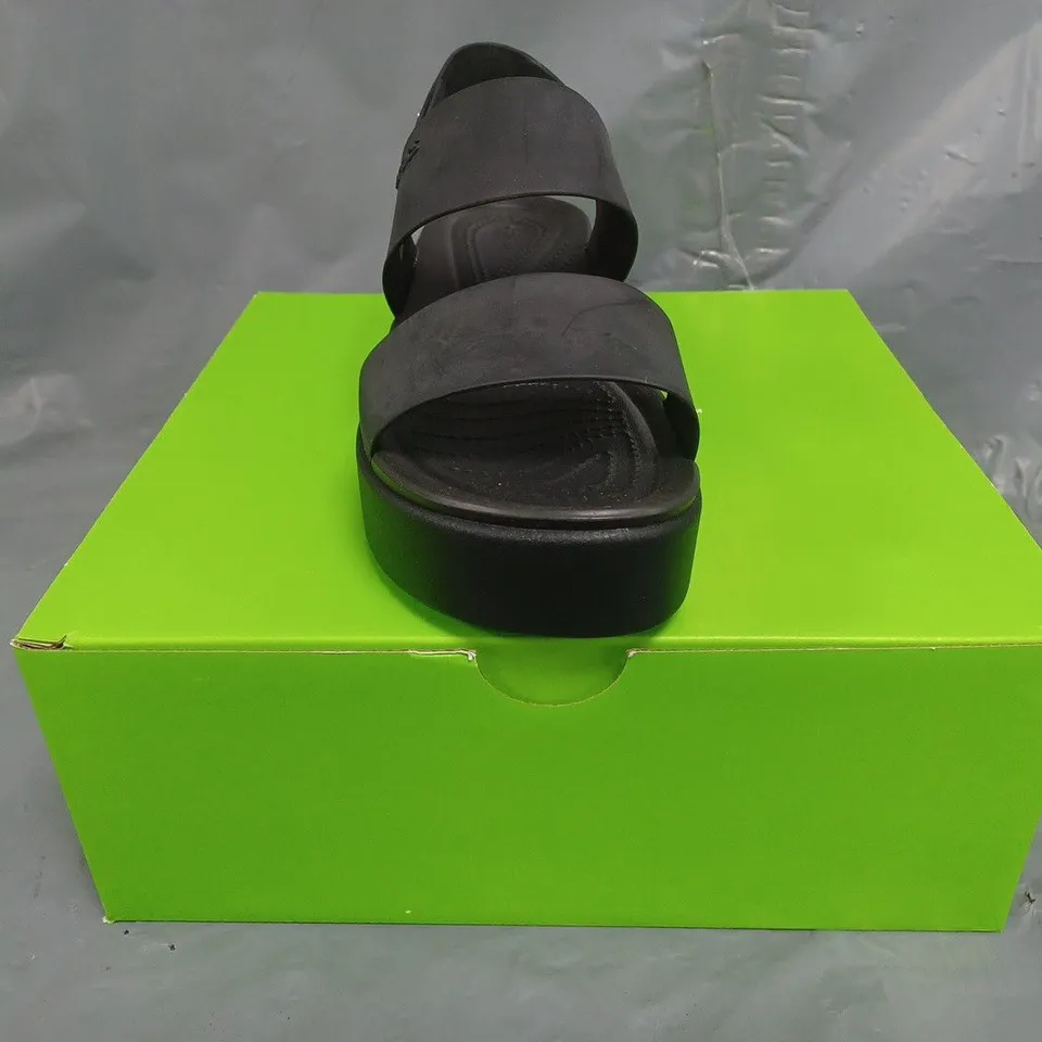 BOXED PAIR OF CROCS BROOKLYN LOW WEDGE SANDALS IN BLACK SIZE UK 7