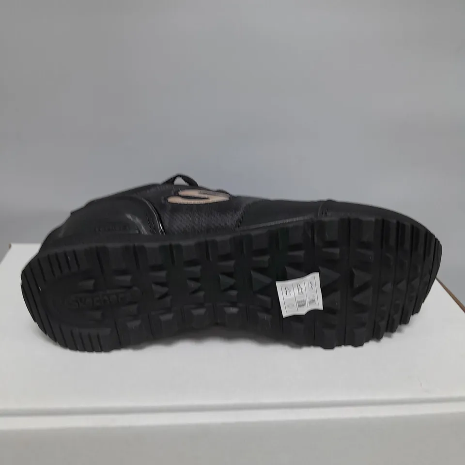 BOXED PAIR OF SKECHERS TRAINERS BLACK SIZE 4