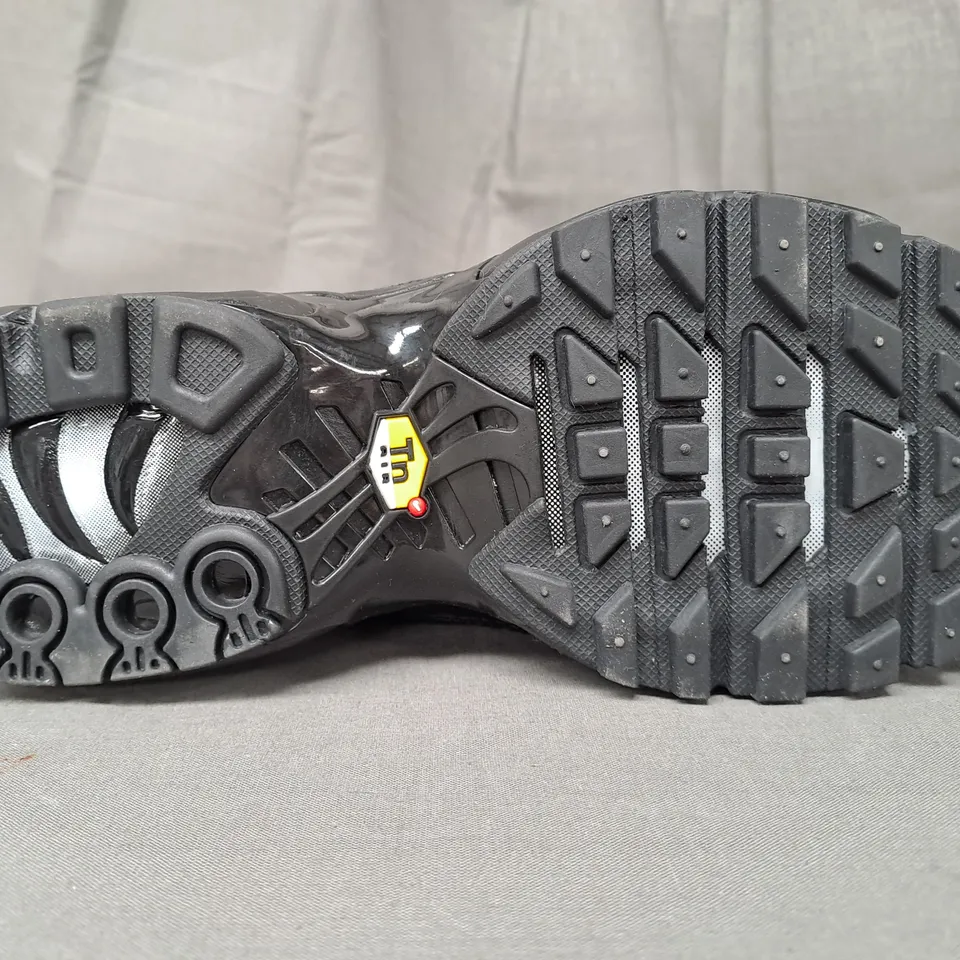 PAIR OF NIKE AIR SHOES IN BLACK UK SIZE 4