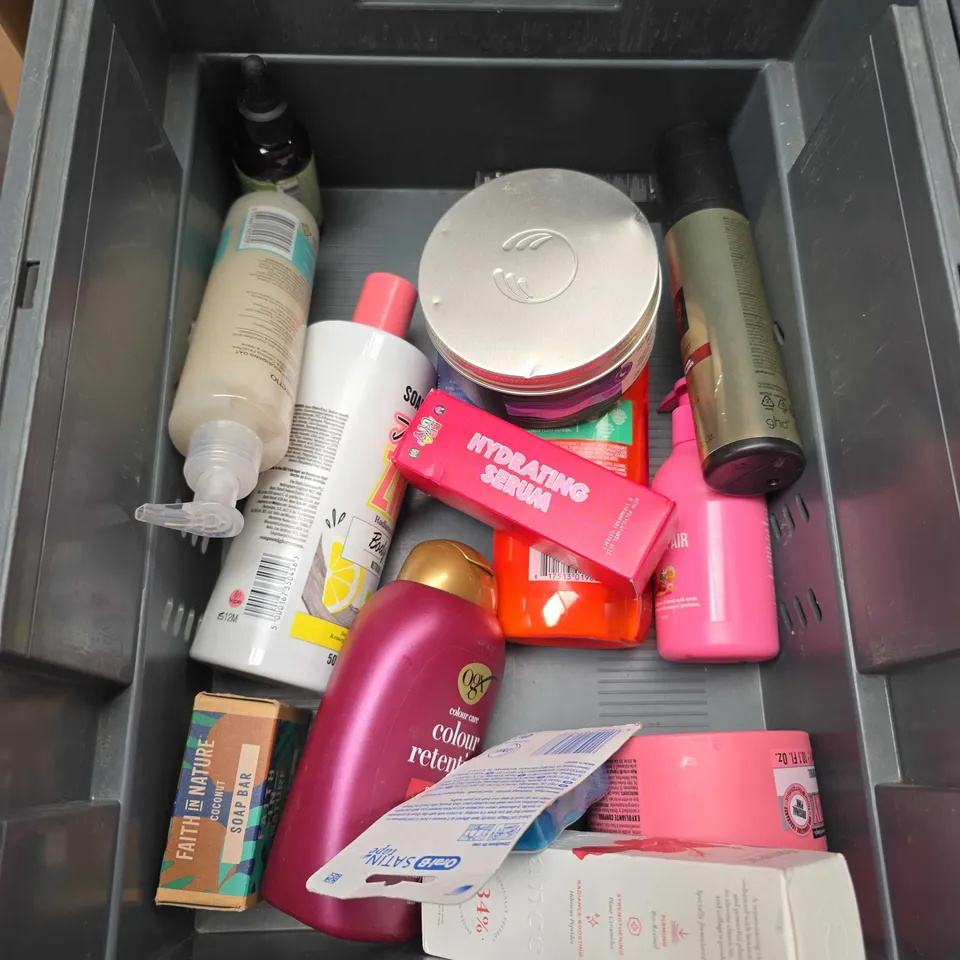 APPROXIMATELY 20 ASSORTED HEALTH & BEAUTY PRODUCTS TO INCLUDE EPADERM CREAM, NIVEA LOTION AND COLGATE TOOTHPASTE
