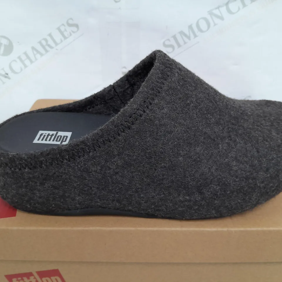 BOXED PAIR OF FITFLOP CUSHY FELT CLOG SLIPPERS IN NLACK - UK 04