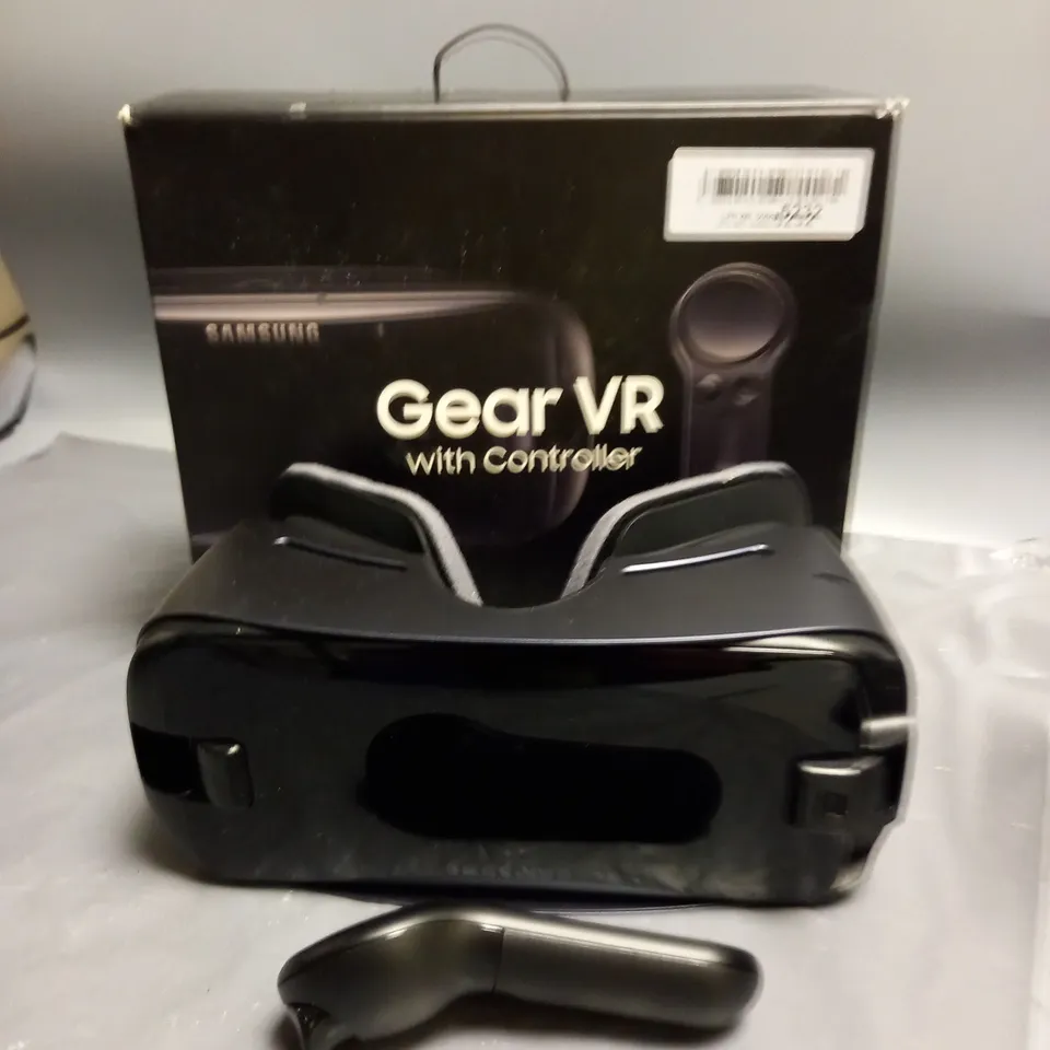 BOXED SAMSUNG GEAR VR WITH CONTROLLER 