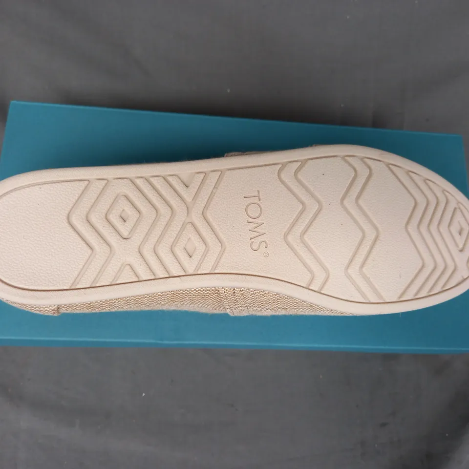 BOXED PAIR OF TOMS CANVAS SLIP-ON SHOES IN SAND UK SIZE 10.5