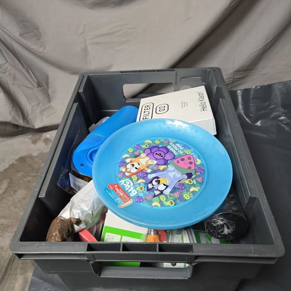 APPROXIMATELY 20 ASSORTED ITEMS TO INCLUDE BLUEY PLATES, BLACK LINER, SHOWER HEAD REFILL CARTRIDGE, PLUMBING PART ETC