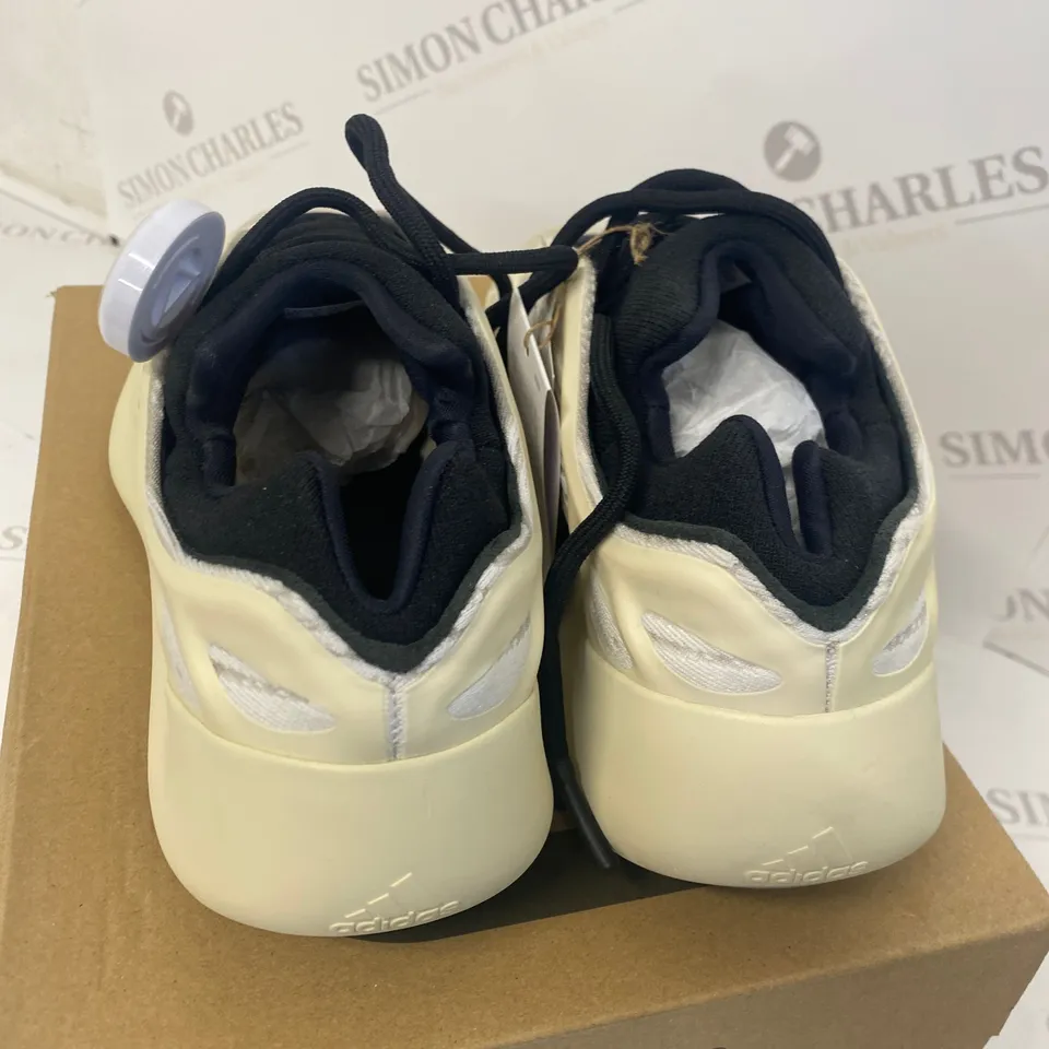 BOXED PAIR OF ADIDAS YEEZY 700 V3 TRAINERS SIZE 8