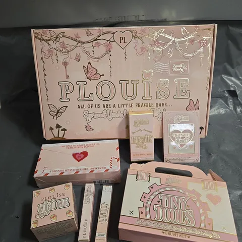BOX OF 7 ASSORTED PLOUISE COSMETICS TO INCLUDE - TINY TOOLS BRUSH SET - MINI ME BESTIE TINTED BEAUTY BALM IN SHADE 3 - MINI ME MAKEUP REMOVER - ETC