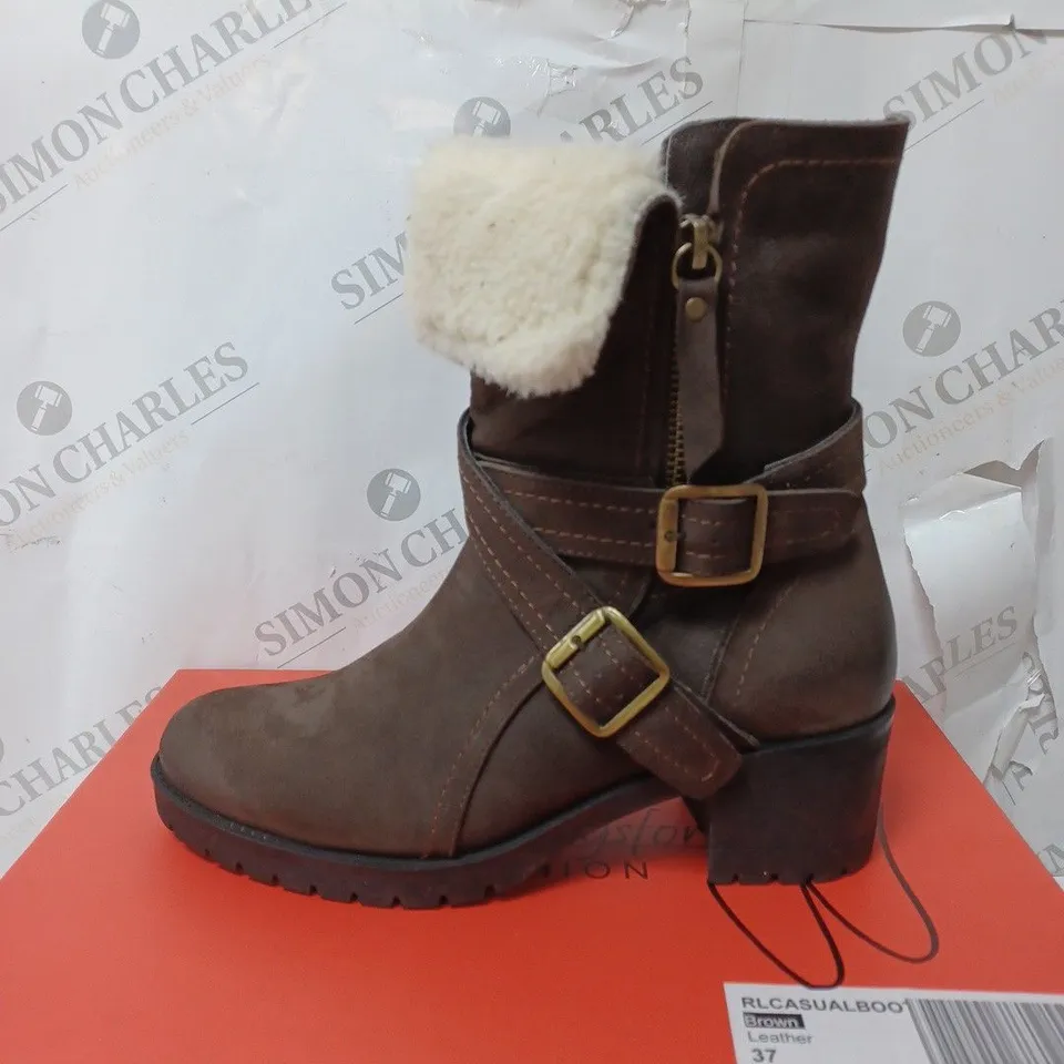 BOXED RUTH LANGSFORD CASUAL BOOTS, OAK - SIZE 4 