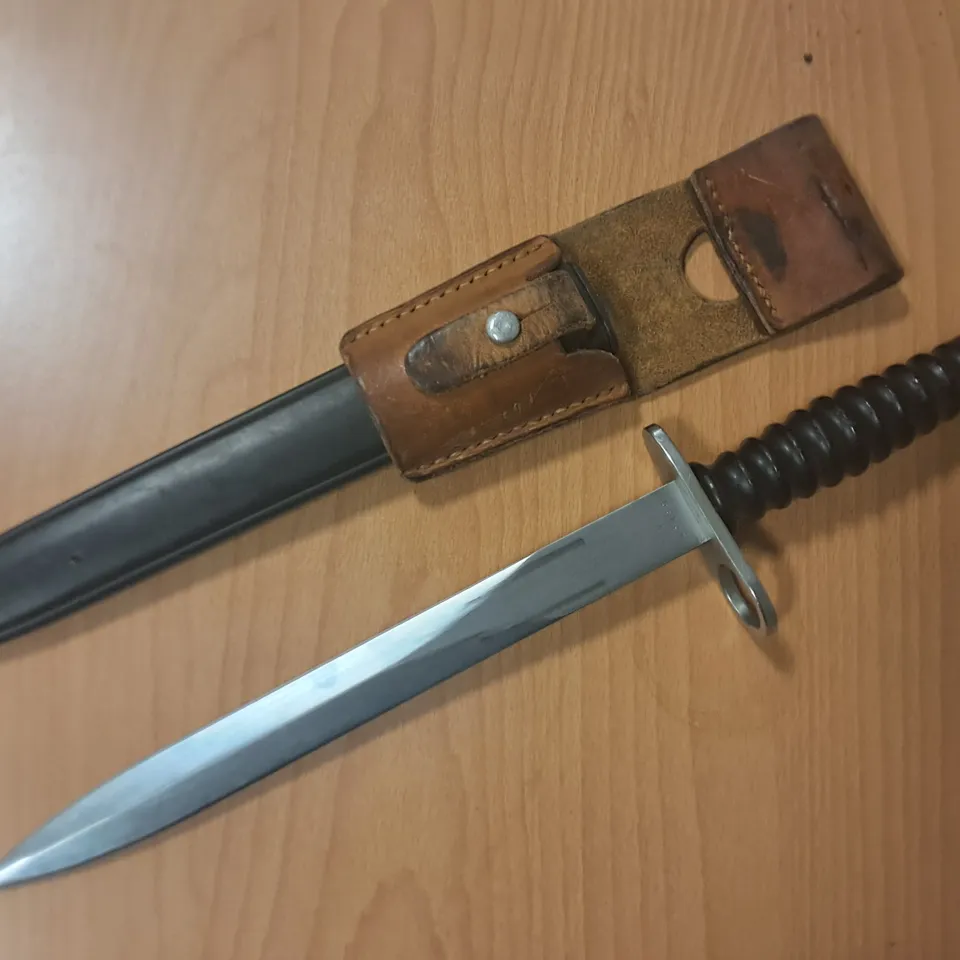 9" DOUBLE EDGED KNIFE WITH SHEATH 