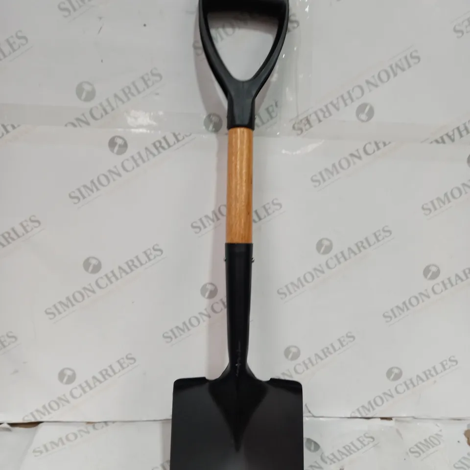 VOSCHTECH WOOD HANDLE SHOVEL ROUND AND SQUARE 