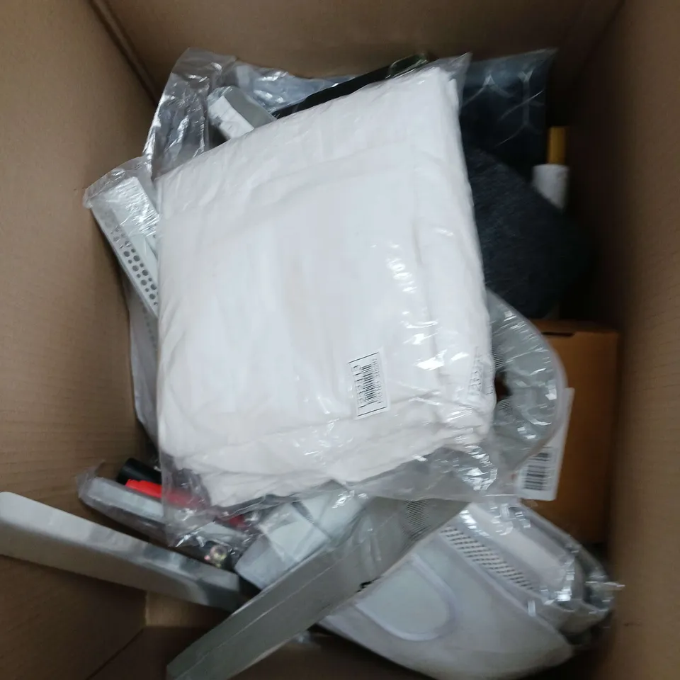BOX OF APPROXIMATELY 12 ASSORTED HOUSEHOLD ITEMS TO INCLUDE - PILLOW - BATH MAT - BUBM CARRY CASE - ETC. 