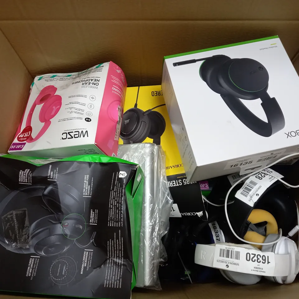 BOX OF APPROX 20 ASSORTED ITEMS TO INCLUDE - WEZC EARPHONES - TURTLE BEACH STEALTH PRO XBOX - RAZER KRAKEN X ECT