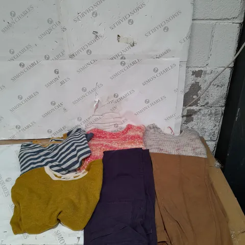BOX OF ASSORTED WOMENS CLOTHING ITEMS TO INCLUDE JUMPERS AND JEANS