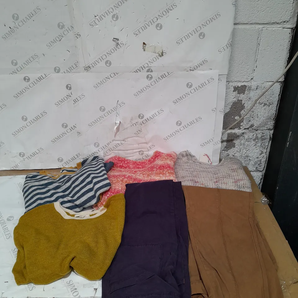 BOX OF ASSORTED WOMENS CLOTHING ITEMS TO INCLUDE JUMPERS AND JEANS 