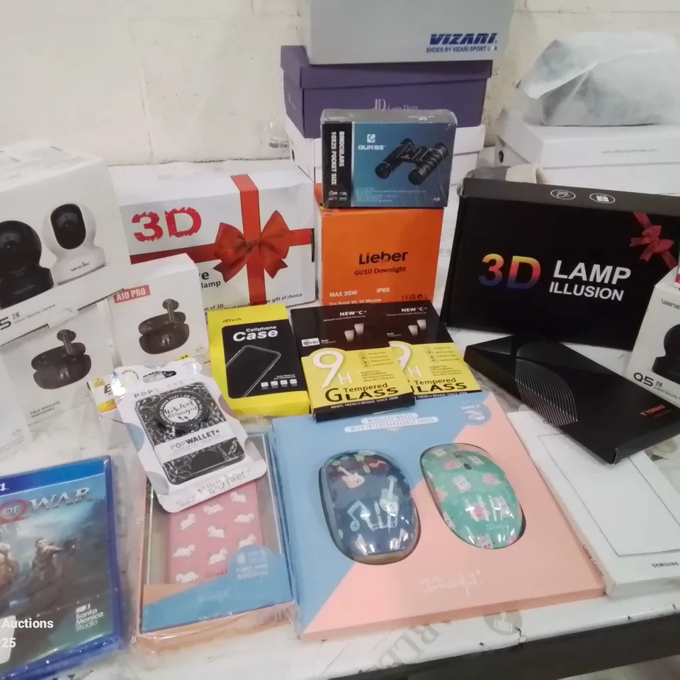 BOX CONTAINING LARGE NUMBER OF BOXED ELECTRONIC GOODS TO INCLUDE: INDOOR SECURITY CAMERAS, PS4 GAME, ILLUSION LAMP, VARIOUS BATTERIES, PLUG ADAPTORS, CHARGING CABLES AND LOTS MORE