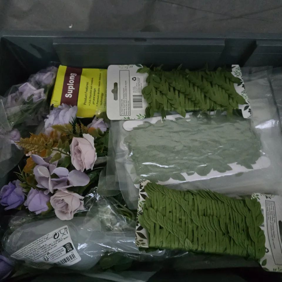 APPROXIMATELY 15 ASSORTED HOUSEHOLD ITEMS TO INCLUDE 3-IN-1 SOIL METER, CRAFT LEAF GARLAND, FAUX FLORAL DECOR, ETC