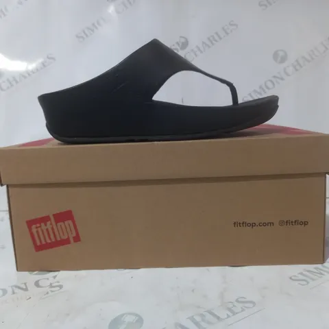 BOXED PAIR OF FITFLOP LEATHER TOE-POST SANDALS IN BLACK UK SIZE 5