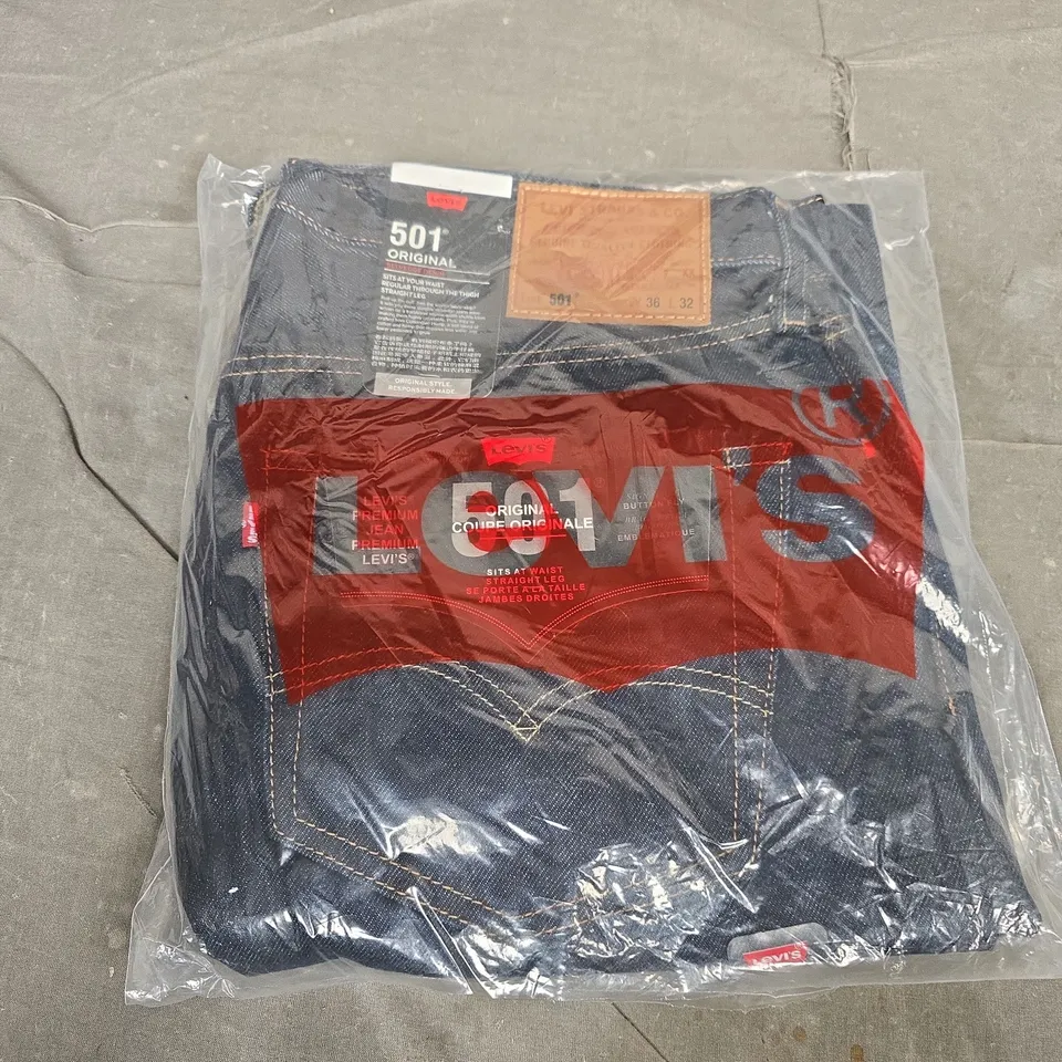 BAGGED LEVIS 501 STRAIGHT LEG JEANS IN DARK BLUE - W36/L32