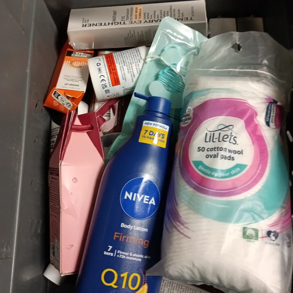 APPROXIMATEY 20 ASSORTED HEALTH AND BEAUTY PRODUCTS TO INCLUDE - GARNIER MICELLAR WATER - COLGATE TOOTHPASTE & MOUTHWASH AND CETRABEN CREAM