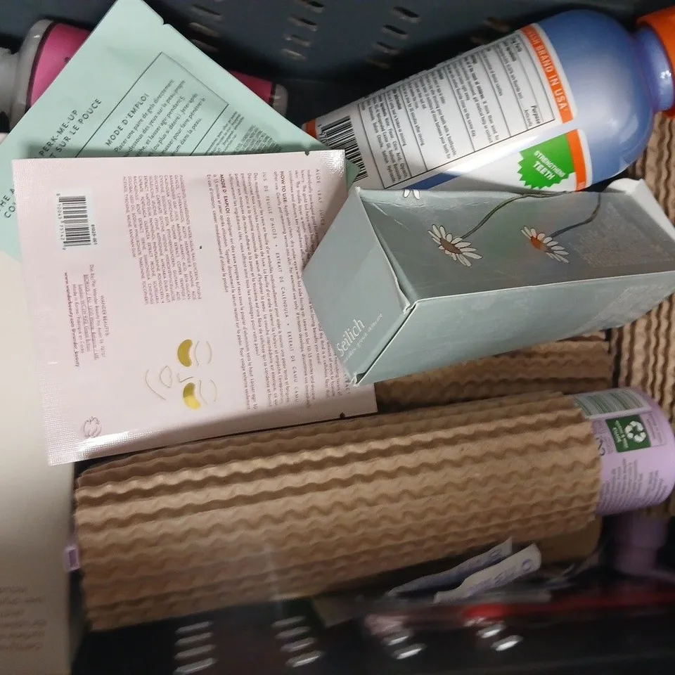 APPROXIMATELY 10 ASSORTED COSMETIC ITEMS INCLUDING VARIOUS MAKES AND BRANDS - COLLECTION ONLY
